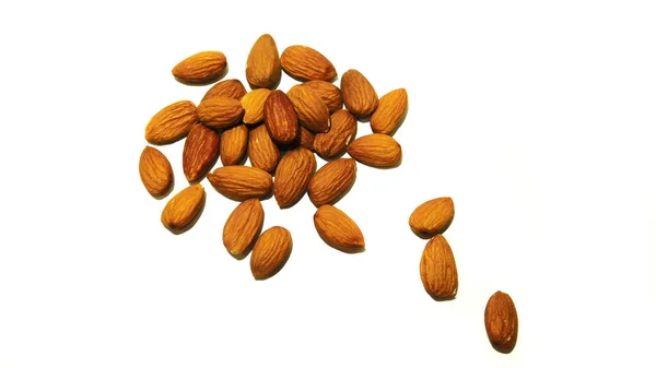 Beyaz arkaplanda kahverengi badem fıstığı