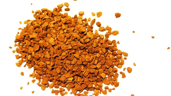 Beyaz arka plana saçılmış aromatik kahve kristalleri.