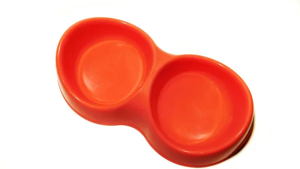 Beyaz arka plandaki hayvanlar için iki hücre için turuncu kase