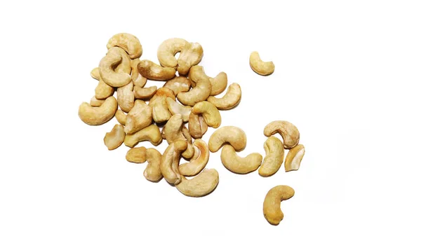 Kahverengi kaju fıstığı beyaz tabakta lezzetli.