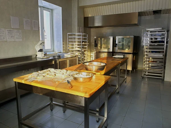 Un pişirme atölyesi için üretim atölyesi un ve şekerleme ürünleri ile profesyonel ekipman hamur karıştırma masaları fırın karıştırma masaları ile profesyonel ekipman hamur karıştırma tabakları