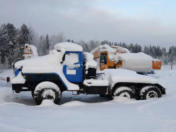Karla kaplı bir otoparkta inşaat işleri, yollar, fabrikalar için özel araçlar