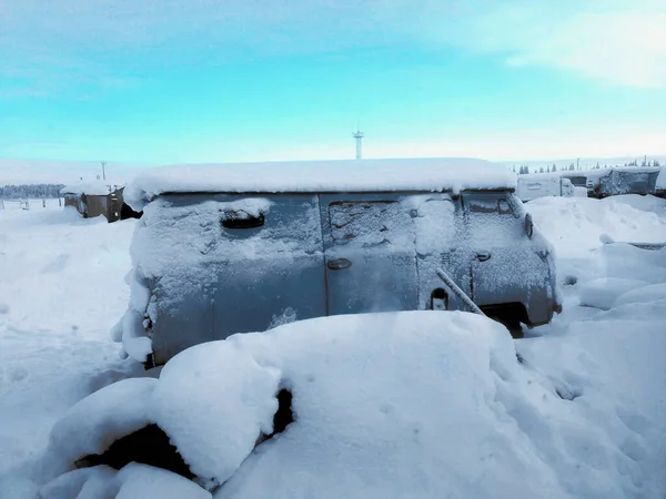Karla kaplı bir otoparkta inşaat işleri, yollar, fabrikalar için özel araçlar