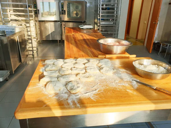 Un pişirme atölyesi için üretim atölyesi un ve şekerleme ürünleri ile profesyonel ekipman hamur karıştırma masaları fırın karıştırma masaları ile profesyonel ekipman hamur karıştırma tabakları