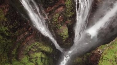 En uzun Şelale Glimuru. İzlanda. Derinlerden Tepeye. Düşük ihtimal. Yüksek kaliteli FullHD görüntüler