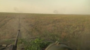 Zırhlı araç BMP Batllefield POV 'a ateş ediyor.