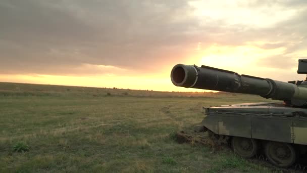 本物のロシア軍戦車。日没の光。シネマティック・ショット. — ストック動画