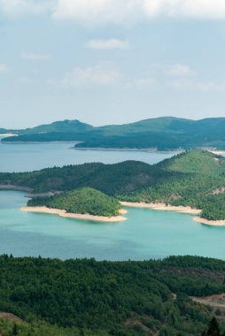 Tepeler arasında panoramik turkuaz mavi göl