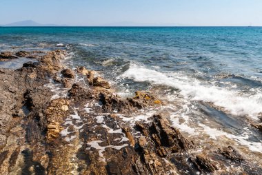 Yunanistan 'ın Naxos adasında ufuk manzarası ve kayalık bir kıyı şeridi