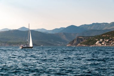 Rüzgarlı bir yaz gününde sahil boyunca yelken açarak