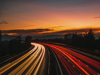 Otobanda gün batımı ve araba ışıkları