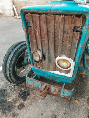 çok eski paslı traktör