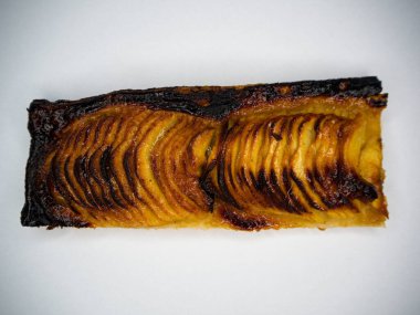 Beyaz arka planda elmalı bir parça kızarmış kek.