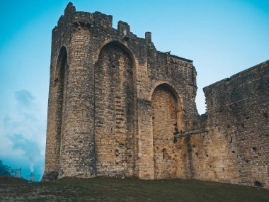 Cruas kasabasındaki şatonun kalıntıları.