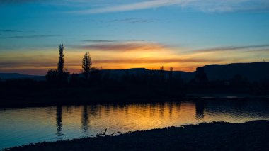 Loriol sur Drome 'da dağların üzerinde gün batımı