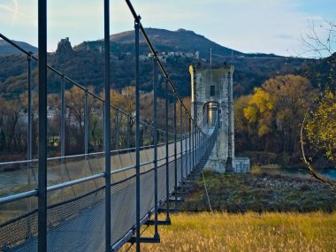 Himalaya Kapısı Ardeche 'den Rochemaure' deki Drome 'a açılıyor.