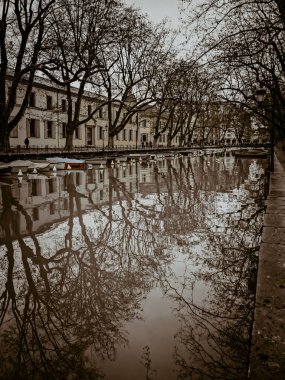 Annecy 'deki Canal du Vasse rıhtımında.