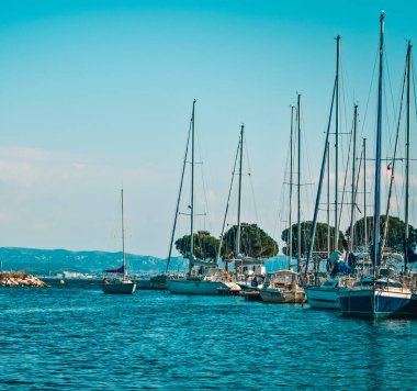 Albert Samson limanına giren tekne.