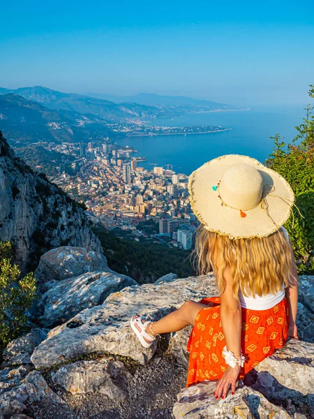 Young Blonde Hair Girl Hat Sitting Edge Mountain Beautiful Panoramic — Stock Photo, Image
