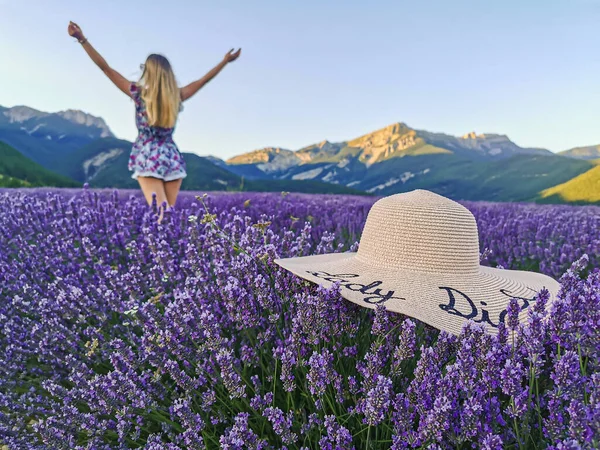 Hat Lavender Field Young Woman Her Arms Raised Backdrop Mountains — Stockfoto