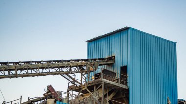 Taşları ve diğer gevşek kümeleri ezmek için bir makine