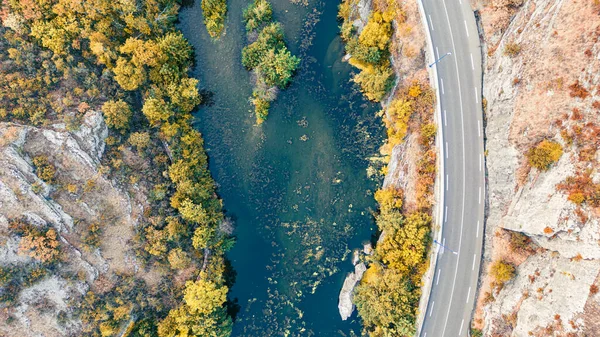 Road Mountain Slope Overlooking River Colorful Vegetation Trees Edge Slope — Zdjęcie stockowe