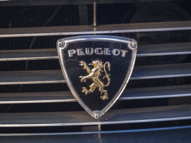 Loriol sur Drome, Fransa - 17 Eylül 2022: Vintage black Peugeot 404, sokakta. Loriol sur Drome, Fransa 'da klasik araba sergisi.