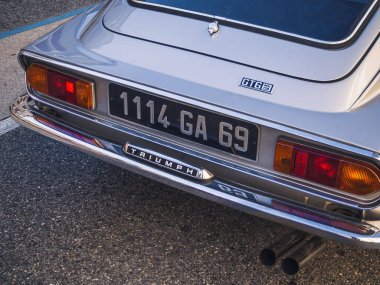 Loriol sur Drome, Fransa - 17 Eylül 2022: Gri renkli zafer gt6 mk3 'ü sokağa park etti. Loriol sur Drome, Fransa 'da klasik araba sergisi.