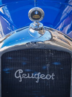 Loriol sur Drome, Fransa - 17 Eylül 2022: Üstü açılabilen, katlanmış kumaş çatılı klasik Mavi Peugeot 190 S, sokağa park edilmiş. Loriol sur Drome, Fransa 'da klasik araba sergisi.