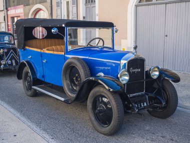Loriol sur Drome, Fransa - 17 Eylül 2022: Üstü açılabilen, katlanmış kumaş çatılı klasik Mavi Peugeot 190 S, sokağa park edilmiş. Loriol sur Drome, Fransa 'da klasik araba sergisi.