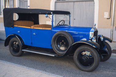 Loriol sur Drome, Fransa - 17 Eylül 2022: Üstü açılabilen, katlanmış kumaş çatılı klasik Mavi Peugeot 190 S, sokağa park edilmiş. Loriol sur Drome, Fransa 'da klasik araba sergisi.