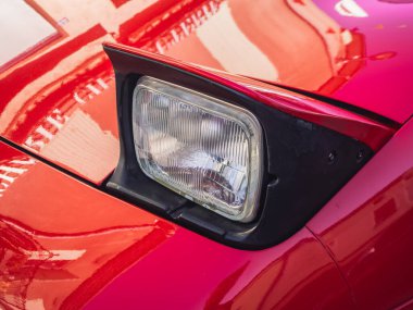 Loriol sur Drome, Fransa - 17 Eylül 2022: Sokakta klasik kırmızı Toyota MR2. Loriol sur Drome, Fransa 'da klasik araba sergisi.