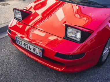 Loriol sur Drome, Fransa - 17 Eylül 2022: Sokakta klasik kırmızı Toyota MR2. Loriol sur Drome, Fransa 'da klasik araba sergisi.