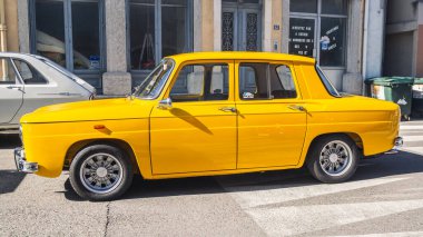 Loriol sur Drome, Fransa - 17 Eylül 2022: Klasik sarı Renault 8 S (1968-1971). Loriol sur Drome, Fransa 'da klasik araba sergisi.