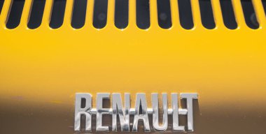 Loriol sur Drome, Fransa - 17 Eylül 2022: Klasik sarı Renault 8 S (1968-1971). Loriol sur Drome, Fransa 'da klasik araba sergisi.