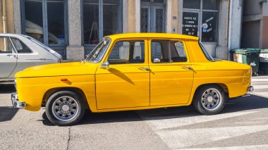 Loriol sur Drome, Fransa - 17 Eylül 2022: Klasik sarı Renault 8 S (1968-1971). Loriol sur Drome, Fransa 'da klasik araba sergisi.