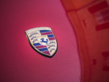 Loriol sur Drome, Fransa - 17 Eylül 2022: Eski arabanın üzerinde klasik Porsche rozet logosu. Loriol sur Drome, Fransa 'da klasik araba sergisi.