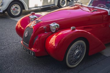 Loriol sur Drome, Fransa - 17 Eylül 2022: Red Vintage Citroen 2CV Burton sokakta. Loriol sur Drome, Fransa 'da klasik araba sergisi.