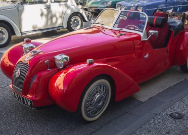 Loriol sur Drome, Fransa - 17 Eylül 2022: Red Vintage Citroen 2CV Burton sokakta. Loriol sur Drome, Fransa 'da klasik araba sergisi.