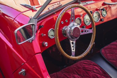 Loriol sur Drome, Fransa - 17 Eylül 2022: Red Vintage Citroen 2CV Burton sokakta. Loriol sur Drome, Fransa 'da klasik araba sergisi.