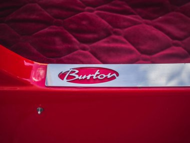 Loriol sur Drome, Fransa - 17 Eylül 2022: Red Vintage Citroen 2CV Burton sokakta. Loriol sur Drome, Fransa 'da klasik araba sergisi.