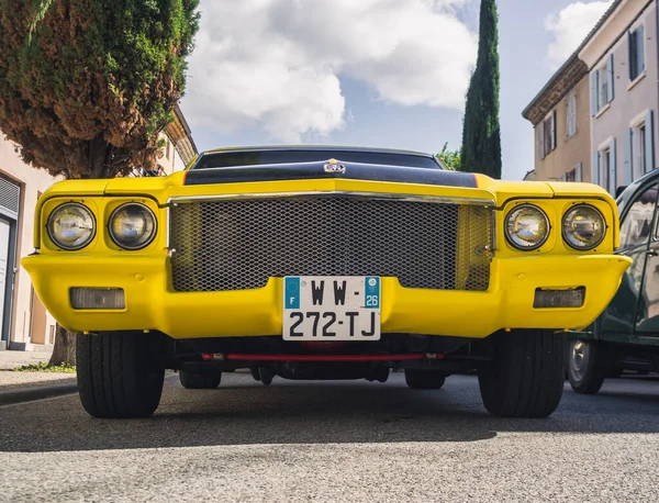 Loriol Sur Drome France 2022 Vintage Yellow Buick Skylark Street — 스톡 사진
