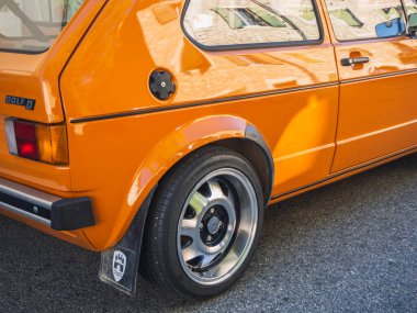 Loriol sur Drome, Fransa - 17 Eylül 2022: Vintage Orange Golf D II (19E) sokağa park etti. Loriol sur Drome, Fransa 'da klasik araba sergisi.