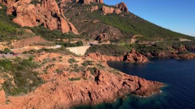 Akdeniz kıyısındaki Massif de L 'Esterel üzerinde Cannes ve Saint Raphael arasında bir uçuş. Fransa 'nın güneyinde Provence-Alpes-Cte d' Azur bölgesi. Fransız Rivierası