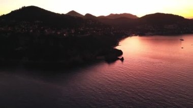Akdeniz kıyısındaki Massif de L 'Esterel üzerinde gece uçuşu Cannes ve Saint Raphael arasında. Fransa 'nın güneyinde Provence-Alpes-Cte d' Azur bölgesi. Fransız Rivierası. Gün batımı.