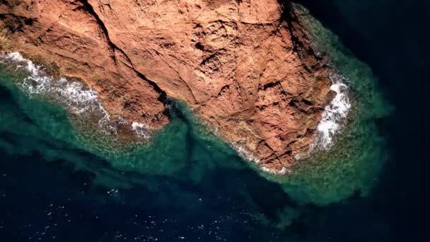 Морские Волны Бьются Скалы Побережье Средиземного Моря Между Каннами Сент — стоковое видео