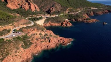 Akdeniz kıyısındaki Massif de L 'Esterel üzerinde Cannes ve Saint Raphael arasında bir uçuş. Fransa 'nın güneyinde Provence-Alpes-Cte d' Azur bölgesi. Fransız Rivierası