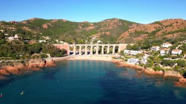 Cannes ve Saint Raphael arasında Akdeniz kıyısındaki Viaduc d 'Anthor ve Massif de L' Esterel üzerinde havadan uçuş. Fransa 'nın güneyinde Provence-Alpes-Cte d' Azur bölgesi.