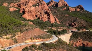 Akdeniz kıyısındaki Massif de L 'Esterel üzerinde Cannes ve Saint Raphael arasında bir uçuş. Fransa 'nın güneyinde Provence-Alpes-Cte d' Azur bölgesi. Fransız Rivierası