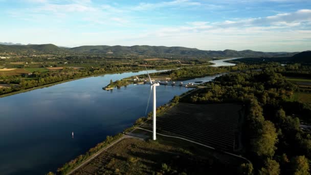 フランスのル ポザン 2022年10月2日 日の出の間の風力タービン Pozinの小さな町で緑のエネルギーを生み出す風力発電所 Ardeche フランス — ストック動画